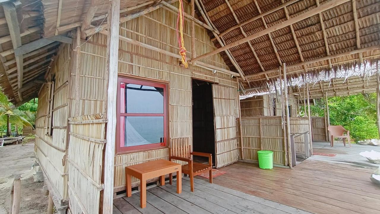 Erens Guest House Waisai Εξωτερικό φωτογραφία